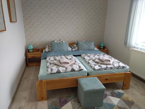 a bedroom with two twin beds in a room at Harmónia Vendégház in Vonyarcvashegy