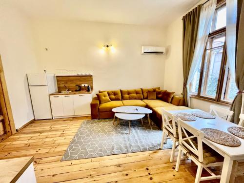una sala de estar con un sofá y una mesa en SKYLER VINTAGE APARTMENTS, en Plovdiv