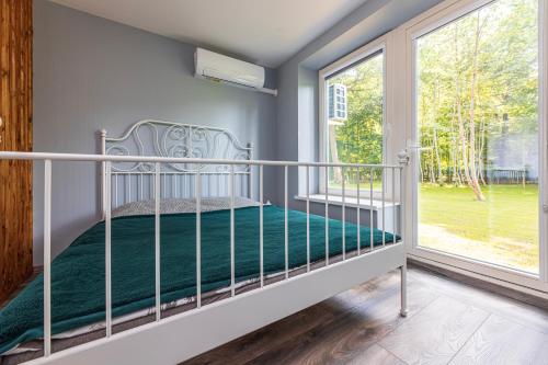 une chambre avec un lit et une fenêtre dans l'établissement Seaside Apartments - Jūros apartamentai, à Klaipėda