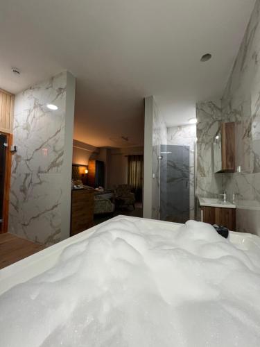 1 Schlafzimmer mit einem weißen Bett und einer Küche in der Unterkunft mysiaolympos in Kestel