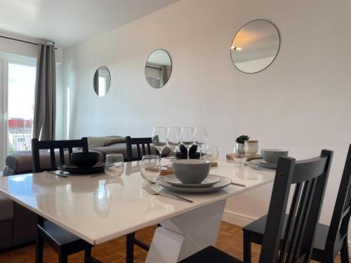 - une table à manger blanche avec des verres à vin dans l'établissement Le Bary - 10p - 100m2 - Gare - Parking Privé Gratuit, au Mans