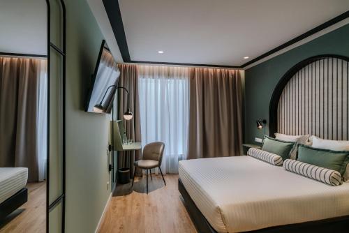 um quarto de hotel com uma cama e uma secretária em Vincci Bonjardim no Porto