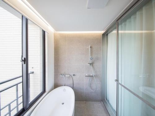 Bilik mandi di Hôtel de Ľeau