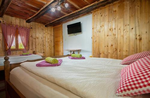 ein Schlafzimmer mit einem Bett mit Handtüchern darauf in der Unterkunft Holiday Home David in Slunj