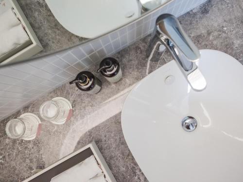 Bilik mandi di Hôtel de Ľeau