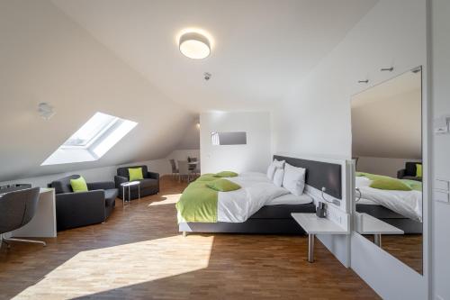 1 dormitorio con 1 cama, TV y sofá en Gästehaus am Schloss en Schwetzingen