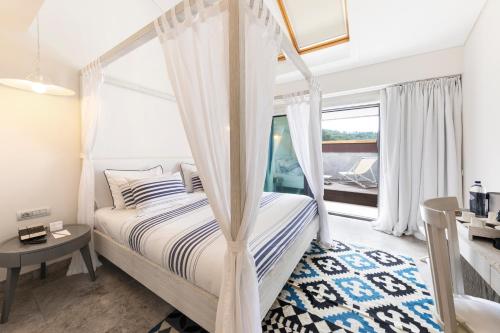 una camera con letto a baldacchino di D Resort Gocek Special Category a Göcek
