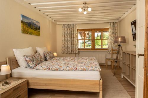 1 dormitorio con cama y ventana en Kerschbaumergut en Grossgmain
