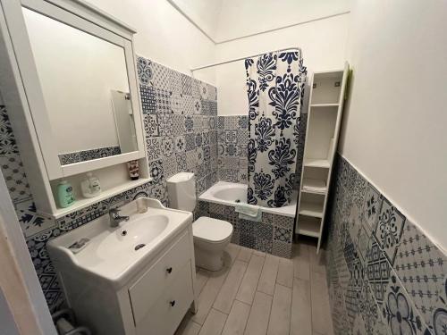 W łazience znajduje się umywalka, toaleta i prysznic. w obiekcie Corona Grossa - due posti letto - B w mieście Brusasco