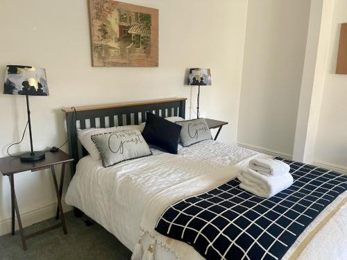 Katil atau katil-katil dalam bilik di Golden Triangle Townhouse