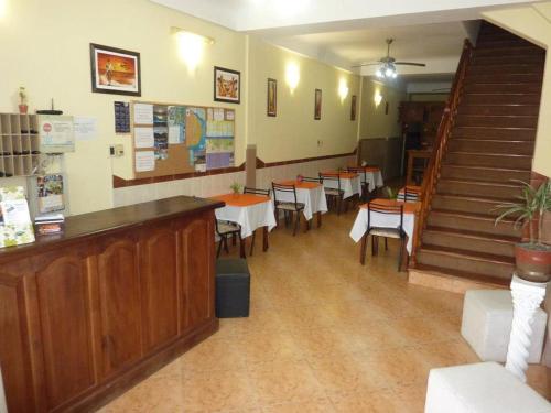 un comedor con mesas y sillas en un restaurante del Hotel Dos Reyes de Villa Gesell
