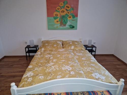 Bett in einem Schlafzimmer mit Wandgemälde in der Unterkunft Ferienwohnung ca.80qm in Lebach