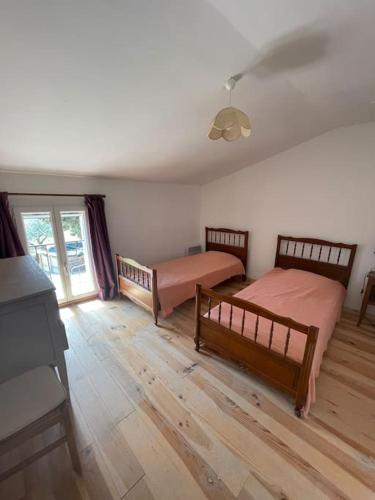 une chambre avec deux lits et une fenêtre dans l'établissement Cabanon provencal Verdon, à Aups