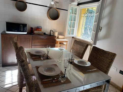 聖阿爾坎傑洛－迪羅馬涅的住宿－innvicolo，厨房配有带2把椅子的桌子和桌子。