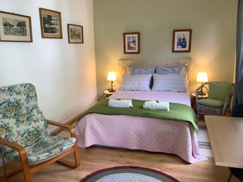 1 dormitorio con 1 cama con 2 toallas en Magnolia Garden, en Miskolc