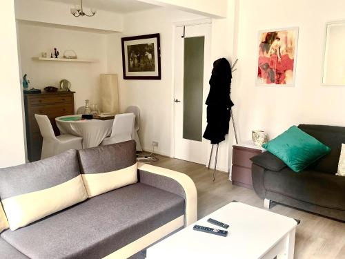 ein Wohnzimmer mit einem Sofa und einem Tisch in der Unterkunft Impeccable 2-Bed Apartment in London in London