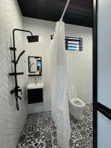 La salle de bains est pourvue d'une douche, de toilettes et d'un lavabo. dans l'établissement Rumah Hijau Homestay, à Alor Setar
