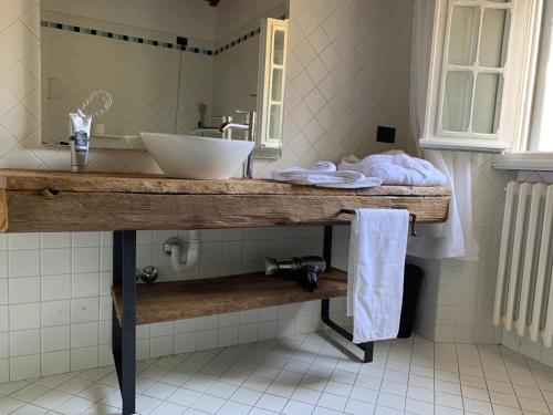 een badkamer met een wastafel en een spiegel bij innvicolo in Santarcangelo di Romagna