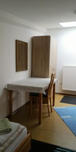 a table and a chair in a room at Vermietung Gisl in Wiesent
