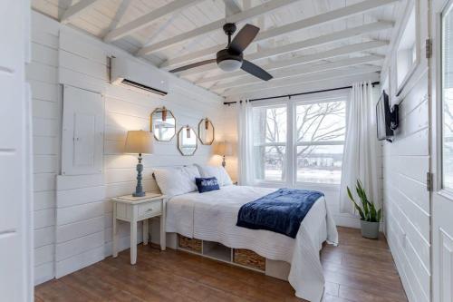 um quarto branco com uma cama e uma janela em 530 Fentress Lookout Rd em Fentress McMahan