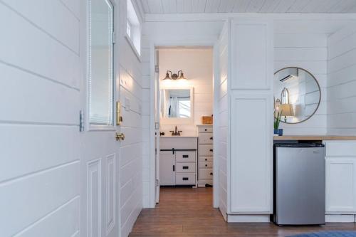 uma cozinha com paredes brancas e um frigorífico branco em 530 Fentress Lookout Rd em Fentress McMahan