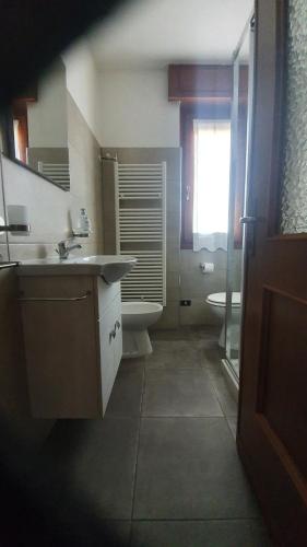 La salle de bains est pourvue d'un lavabo, de toilettes et d'une fenêtre. dans l'établissement valtellinadeicech, à Mello