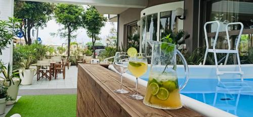 einen Holztisch mit zwei Gläsern Limonade in der Unterkunft B&B Via Mare in Milano Marittima