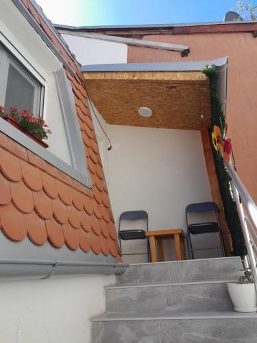 a house with two chairs and a table on the stairs at Nemanjina Centar in Pančevo