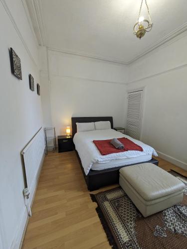 Postel nebo postele na pokoji v ubytování Basic room, Sketty share facilities R5