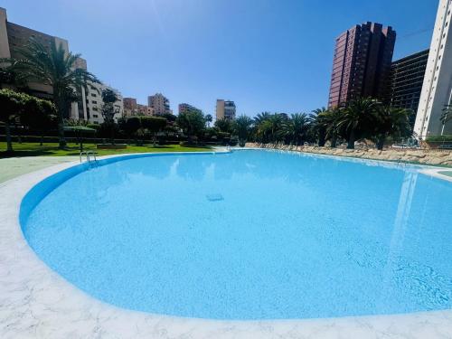 una grande piscina blu in una città di A12 - Calasol - 2004 Finestrat s.l. a Cala de Finestrat