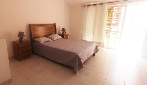 1 dormitorio con cama y ventana en RoofTop Apt en Praia
