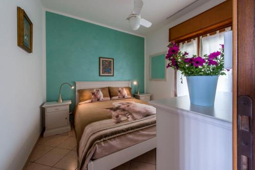 un dormitorio con una cama con un gato sobre ella en Italianflat - Peschiera residence, en Peschiera del Garda