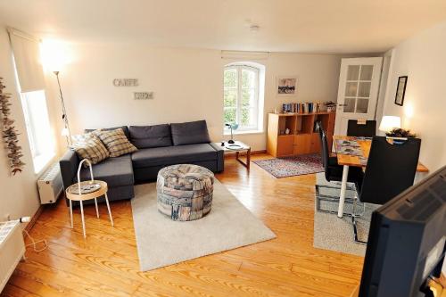 ein Wohnzimmer mit einem Sofa und einem Tisch in der Unterkunft Altstadtsonne 2 - ABC35 in Wismar