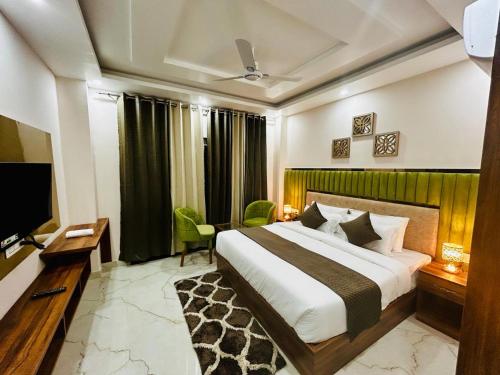 Habitación de hotel con cama y TV en Riviera Resort By Live Inn Rishikesh, en Bijni