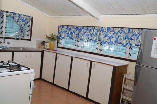 Η κουζίνα ή μικρή κουζίνα στο Gizo Lodge