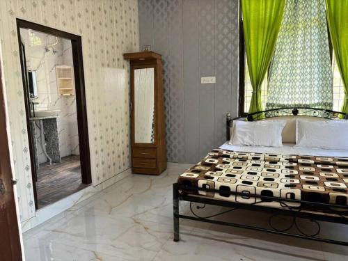 1 dormitorio con 1 cama con cortinas verdes y espejo en BnBBuddy Mountain View Manor Sainj Valley, en Sainj
