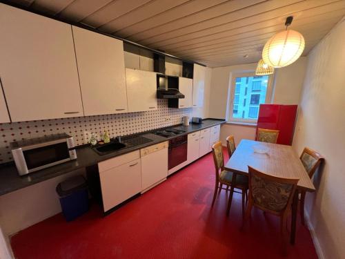 uma cozinha com uma mesa de madeira e uma sala de jantar em Zentrale Apartments in Bayreuth em Bayreuth