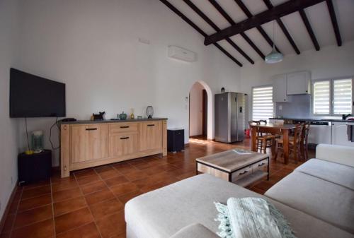 sala de estar con sofá y cocina en Villa vue mer, Climatisée, en Olmeto