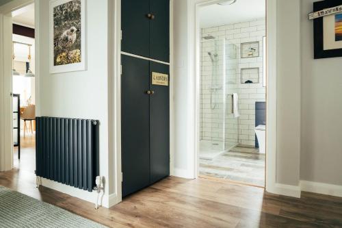 ミルフォード・オン・シーにあるSaltwoodのバスルーム(緑のドア、シャワー付)