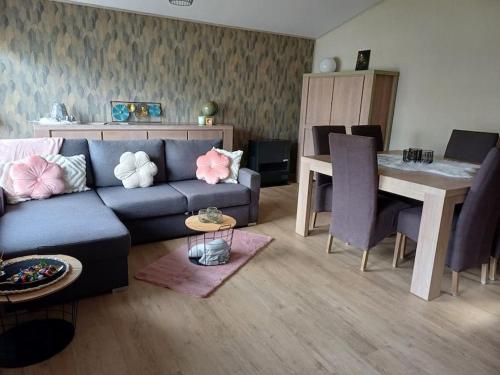 Istumisnurk majutusasutuses Marevi gezellige chalet in Geel