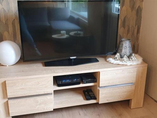 Televiisor ja/või meelelahutuskeskus majutusasutuses Marevi gezellige chalet in Geel