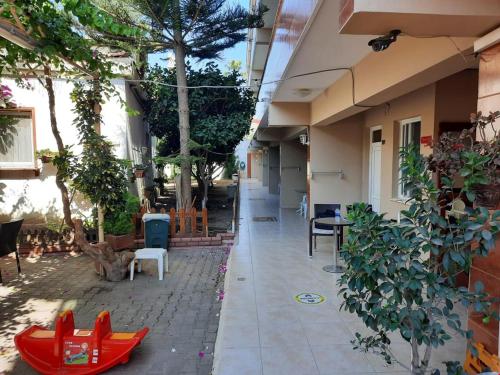 a courtyard of a house with a red toy boat at Arsuz Yunus Otel Bungalow in Arsuz