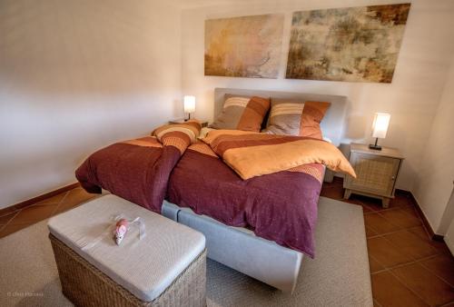 a bedroom with a large bed with two lamps on it at Behagliche Ferienwohnung im Siebengebirge in Königswinter