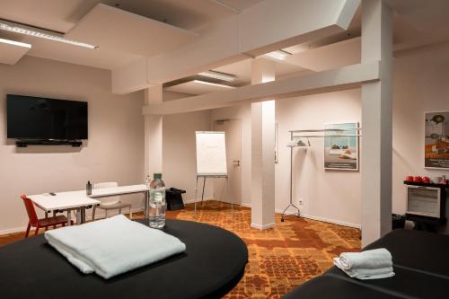 TV a/nebo společenská místnost v ubytování ibis styles Albi Centre Le Theatro