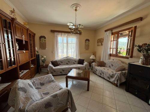 - un salon avec un canapé et une table dans l'établissement Christina's house, à Kipséli