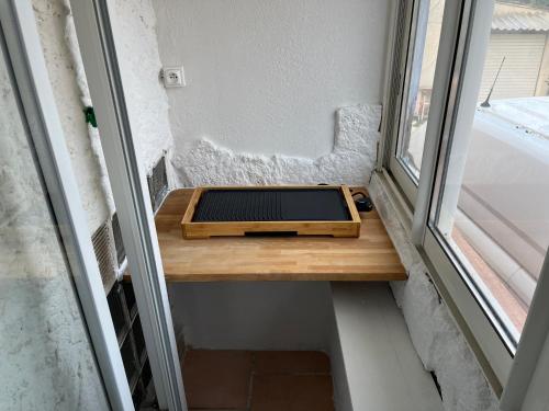 a room with a window with a microwave on a table at Appartement T3 indépendant in La Garde