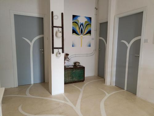 a hallway with two doors and a painting on the wall at B&B La casa degli artisti in Ostuni