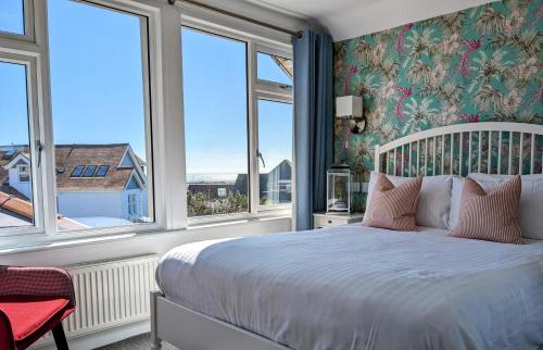 法爾茅斯的住宿－The Westcott by the Sea - Just for Adults，一间卧室设有一张床和美景窗户。