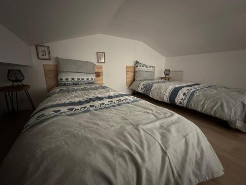 deux lits jumeaux dans une chambre avec dans l'établissement Maison du pêcheur, à Marseille