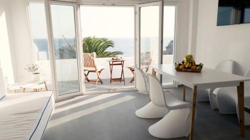 Χώρος καθιστικού στο Peaceful Seafront Retreat in Santorini -Sonus Mare Beach Houses